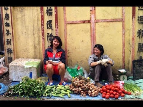 Phía sau ánh hào quang, cầu thủ nữ Việt Nam lại ngồi lề đường bán rau mưu sinh qua ngày