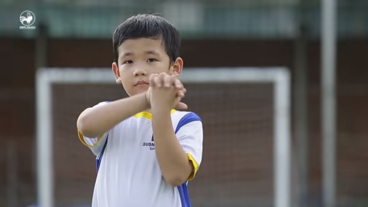 Biệt tài tí hon | Bình luận viên bóng đá nhỏ tuổi nhất Việt Nam trổ tài làm cầu thú