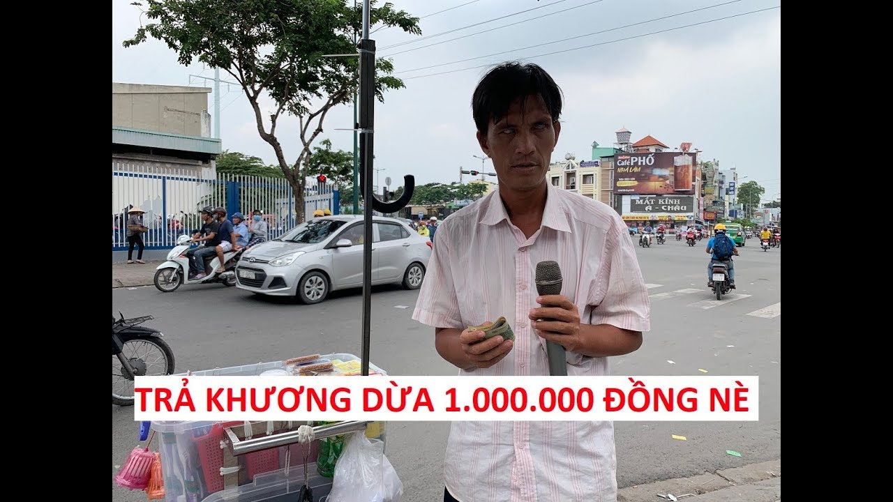 Anh khiếm thị bán rong trả trước 1 triệu cho Khương Dừa, vì sợ nợ không ngủ được!