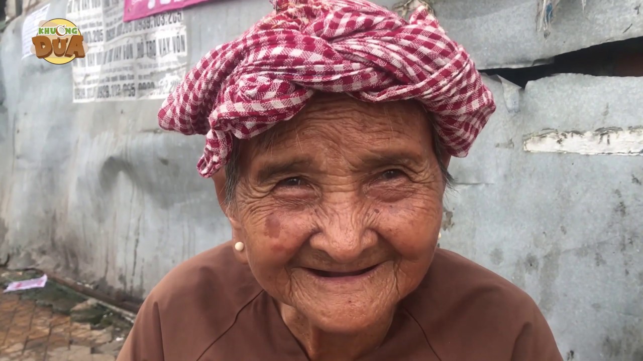 Bà ngoại bán vé số 91 tuổi vui mừng tột độ khi trả số nợ tưởng chết cũng không trả được