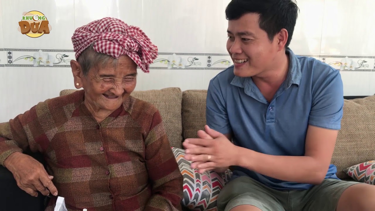 Hành động bất ngờ của Bà Ngoại bán vé số 91 tuổi khi nhận tiền các tấm lòng hảo tâm