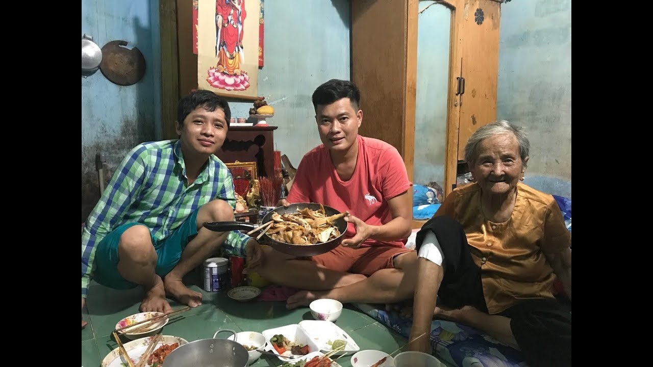 Bà ngoại vé số 91 tuổi được Khương Dừa mời ăn nhà hàng nhưng lại về vì lí do này!!!!