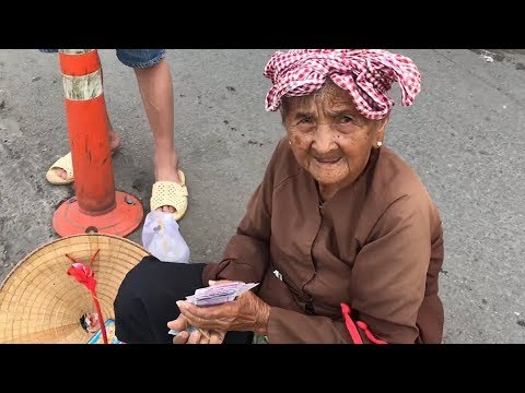Rơi nước mắt bà ngoại 91 tuổi bán vé số nuôi cháu mồ côi bị tai nạn giao thông