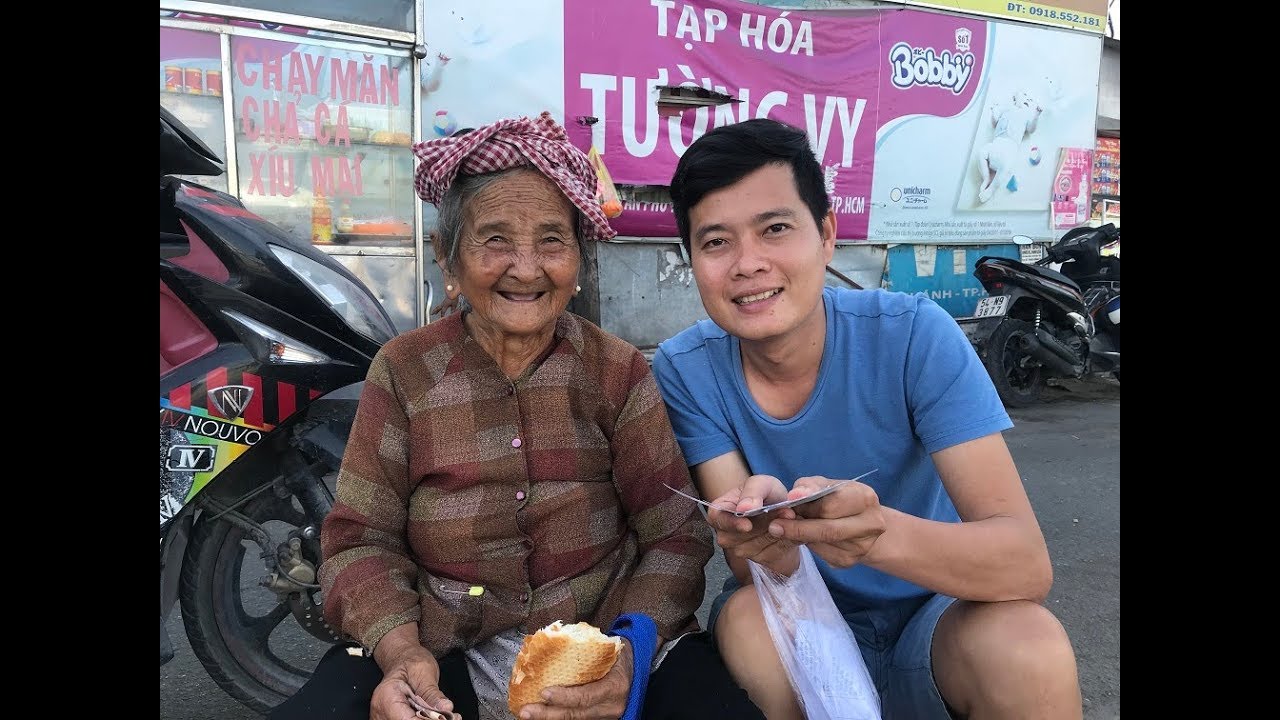 Tấm lòng đáng quý của người phụ nữ tặng bánh mì mỗi sáng cho bà ngoại bán vé số 91 tuổi