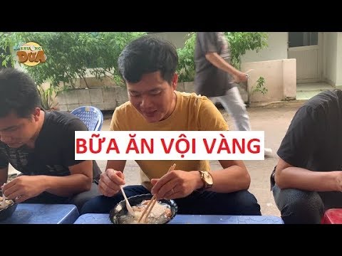 Bữa ăn vội vàng của Khương Dừa để kịp ghi hình giọng ải giọng ai!!!