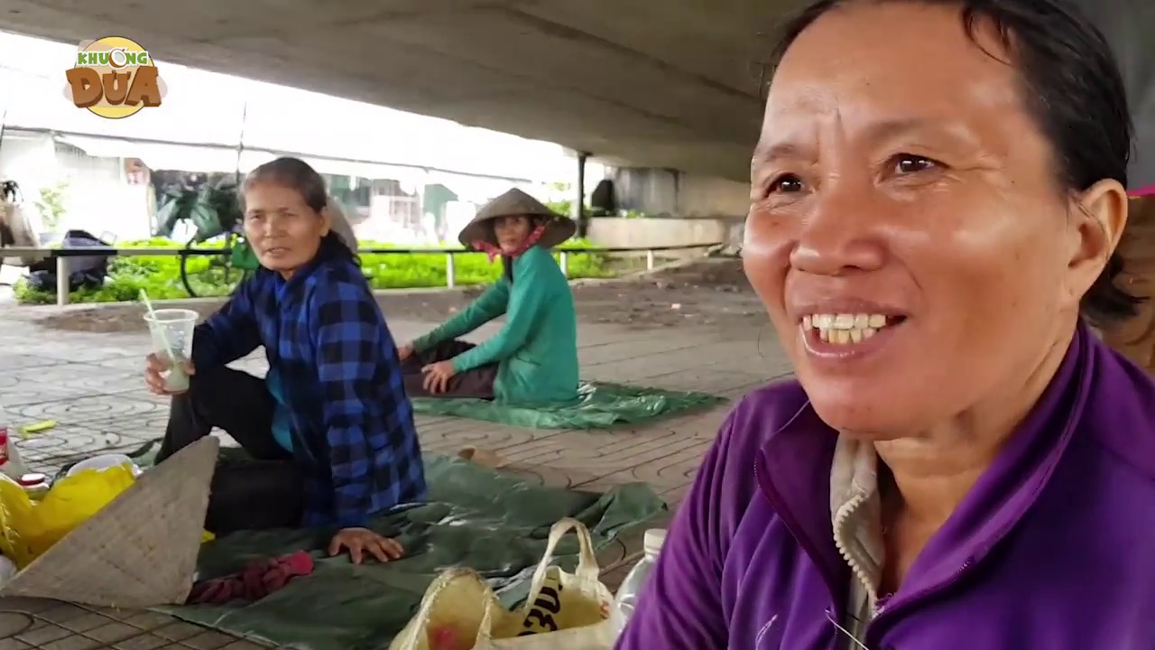 Cô lượm ve chai lần đầu trong đời uống trà sữa và nhiều câu chuyện mưu sinh thương cảm