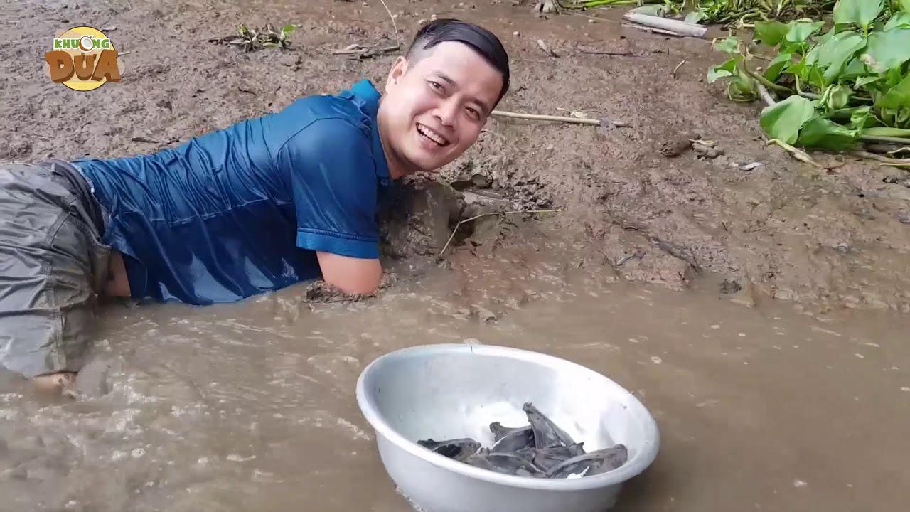 Khương Dừa về quê lặn sông bắt chang chang cờ, lặn hụt hơi mới bắt được đầy thau????