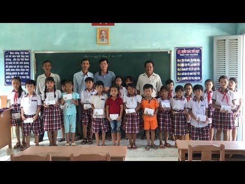 Khương Dừa về lại trường tiểu học ấu thơ tặng quà Tết cho học sinh nghèo khổ như mình năm xưa