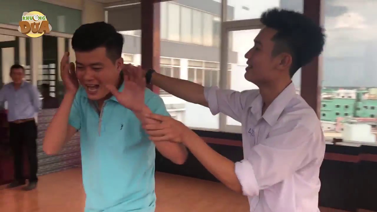 Khương Dừa và Color Man chạy thụt mạng vì thí sinh "cưỡng hôn" tại casting Thách thức danh hài