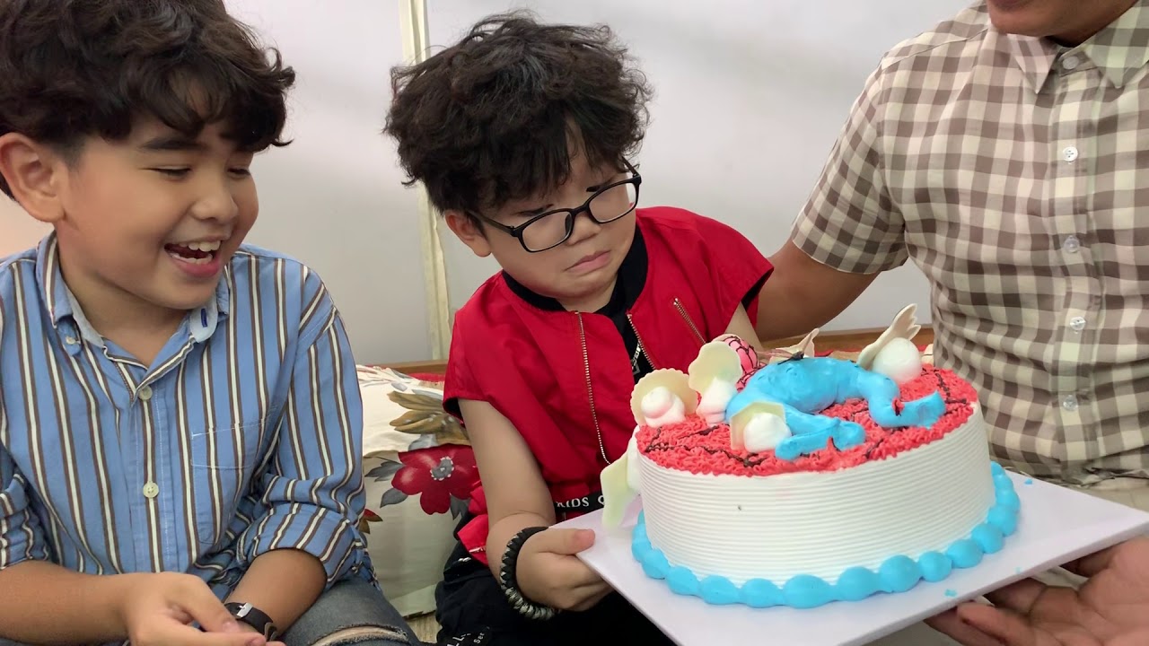 Cậu bé nhức cái đầu "Ngôi sao khoai tây" được Trung Lùn tặng bánh sinh nhật dễ thương
